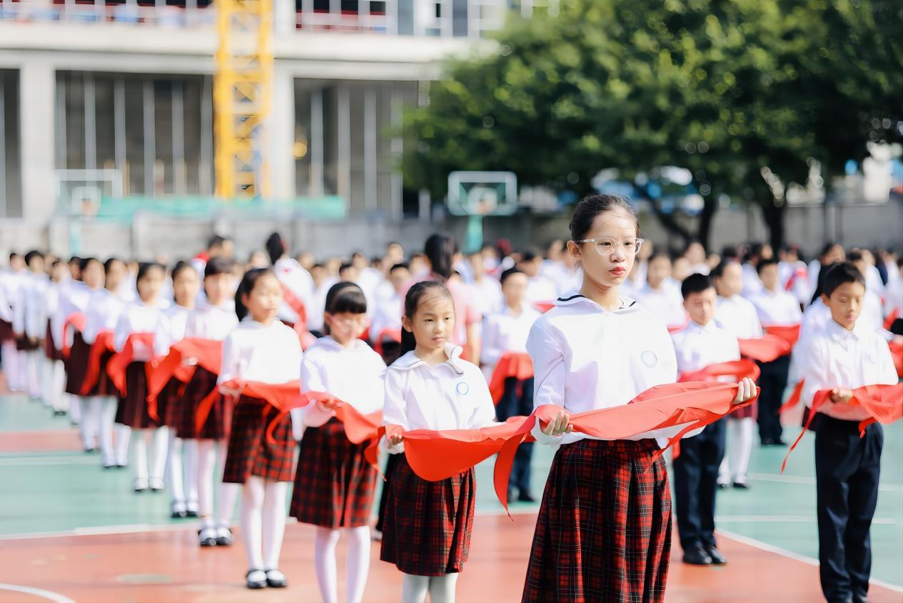  十一三建队日，各校开展五年级学生开展换戴大号红领巾活动