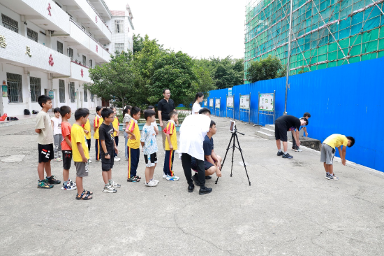 柱健易团队成员在乳源县游溪镇柳坑中心小学开展脊柱侧凸筛查活动