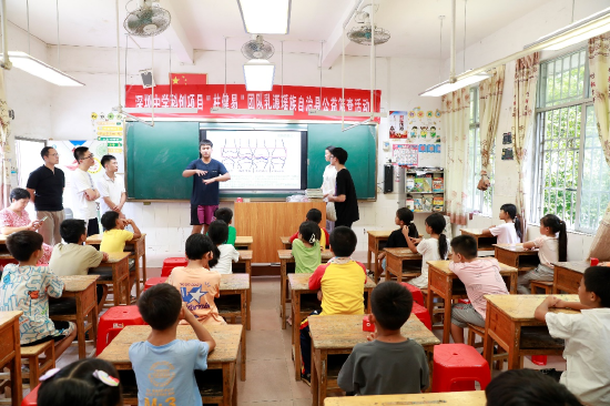 柱健易团队成员在韶关乳源游溪镇柳坑中心小学开展脊柱健康知识普及及科创项目宣讲