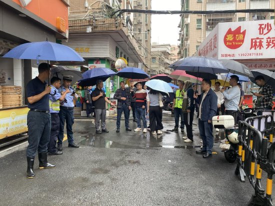 家长反映共乐小学门口乱停车 西乡街道出手了