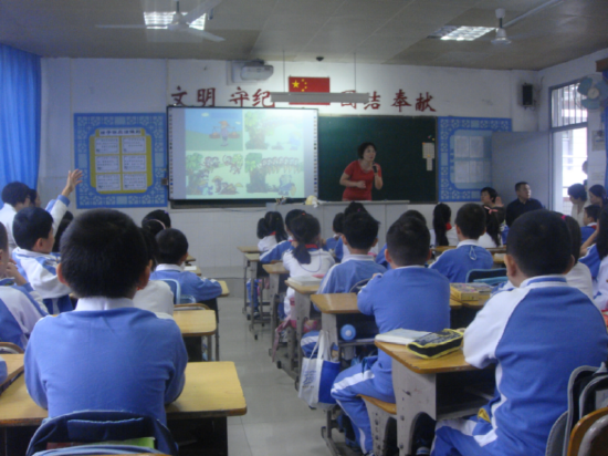  图：米校长及同事在深圳小学聆听名师示范课