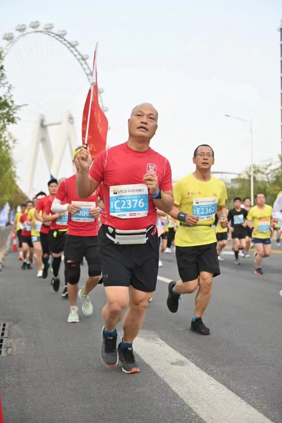 跑出风采 西乡街道“学习强国志愿者跑团”亮相宝安马拉松